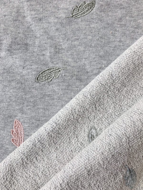 Jersey french terry gris brodé de plumes
