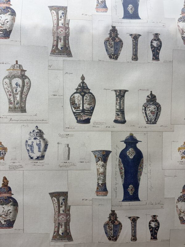 Tissu fond blanc motifs vases en porcelaine