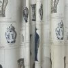 Tissu fond blanc motifs vases en porcelaine