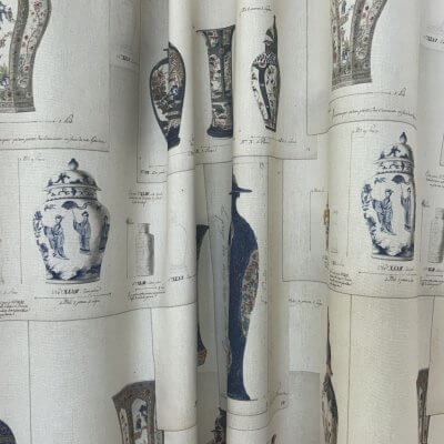 Tissu fond blanc motifs vases en porcelaine